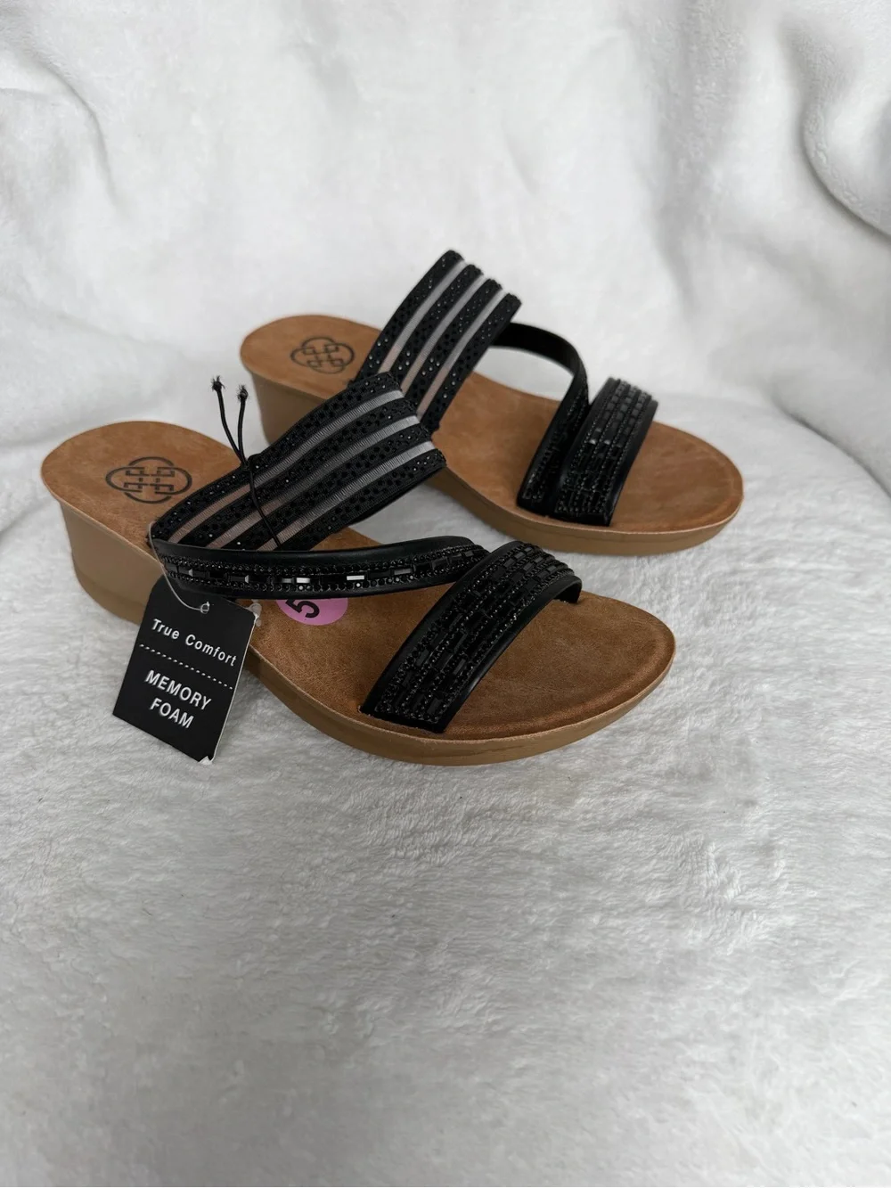 Daisy Fuentes Black Strappy Beaded Memory Foam Slide Sandals Size 5.5